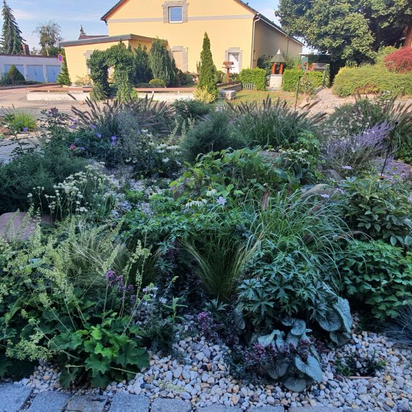 Staudenbeet mit Kies