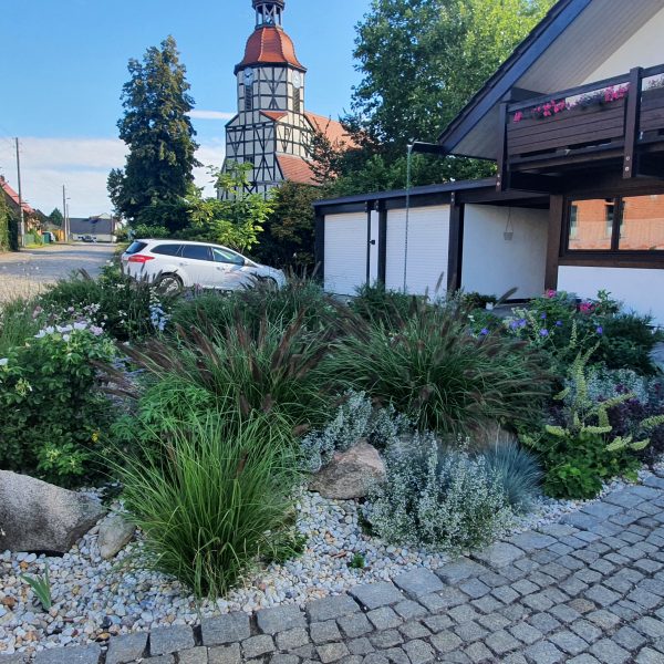 Staudenbeet mit Gräsern und Kies